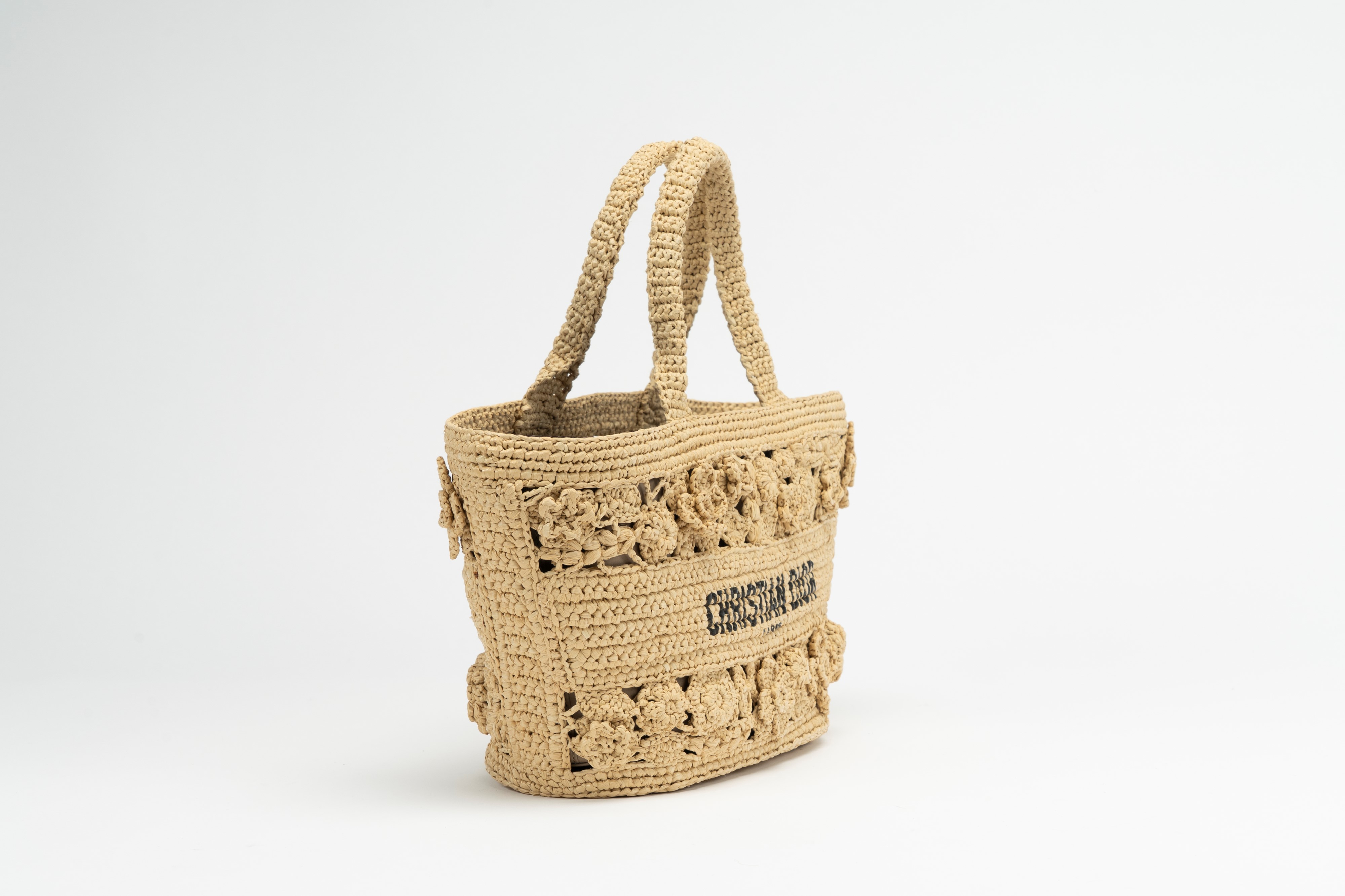 Christian Dior - Borsa cesto in rafia lavorata all'uncinetto con fantasia a fiori