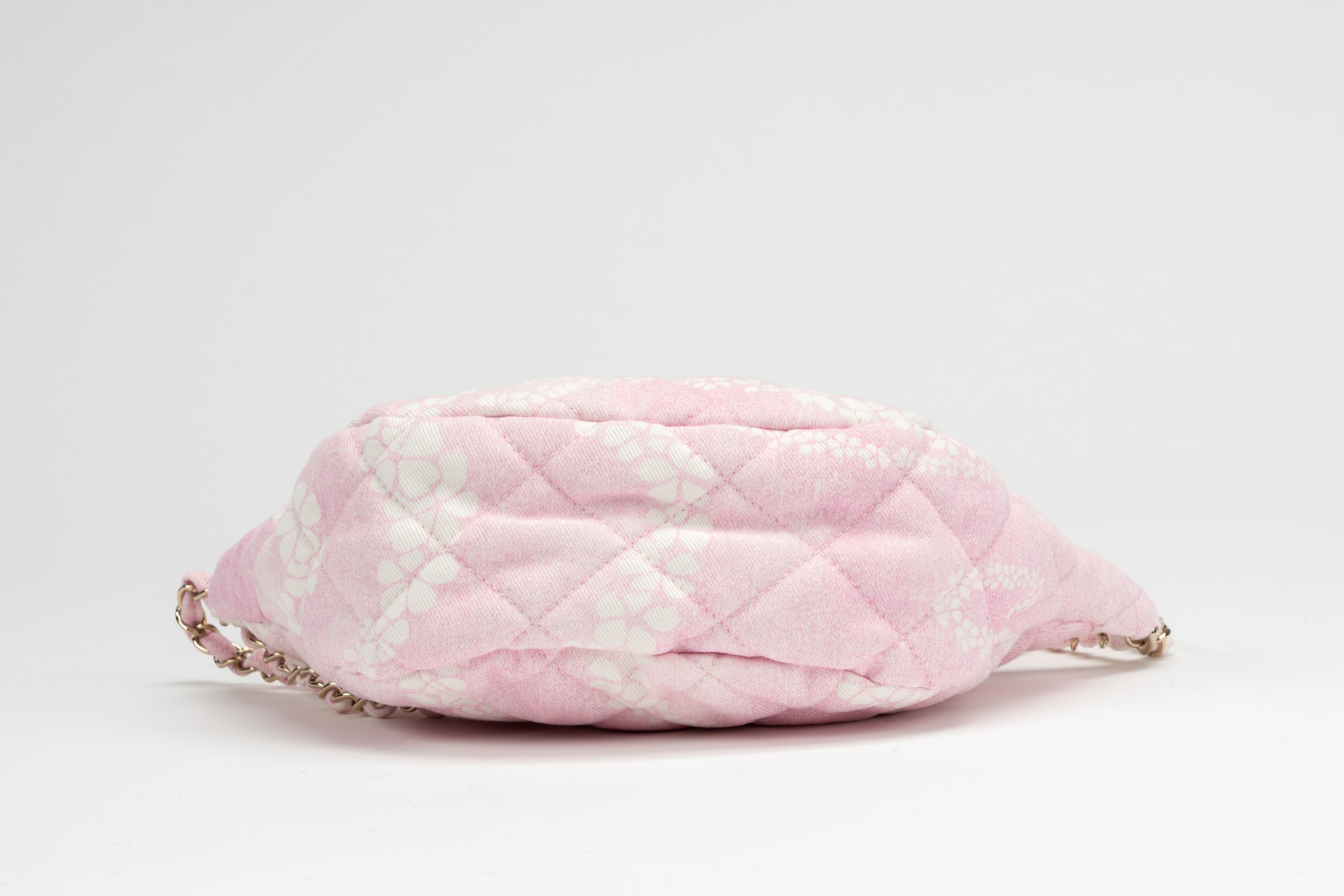 Chanel - Borsa Hobo in tela denim stampato, cm 29