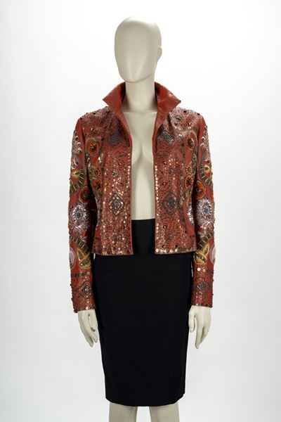 Giacca in pelle color ruggine con ricami floreali