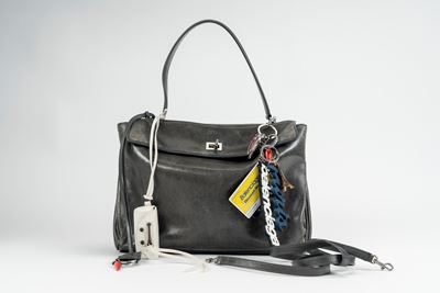 Borsa Rodeo, effetto used in pelle grigia con doppia tracolla e charms