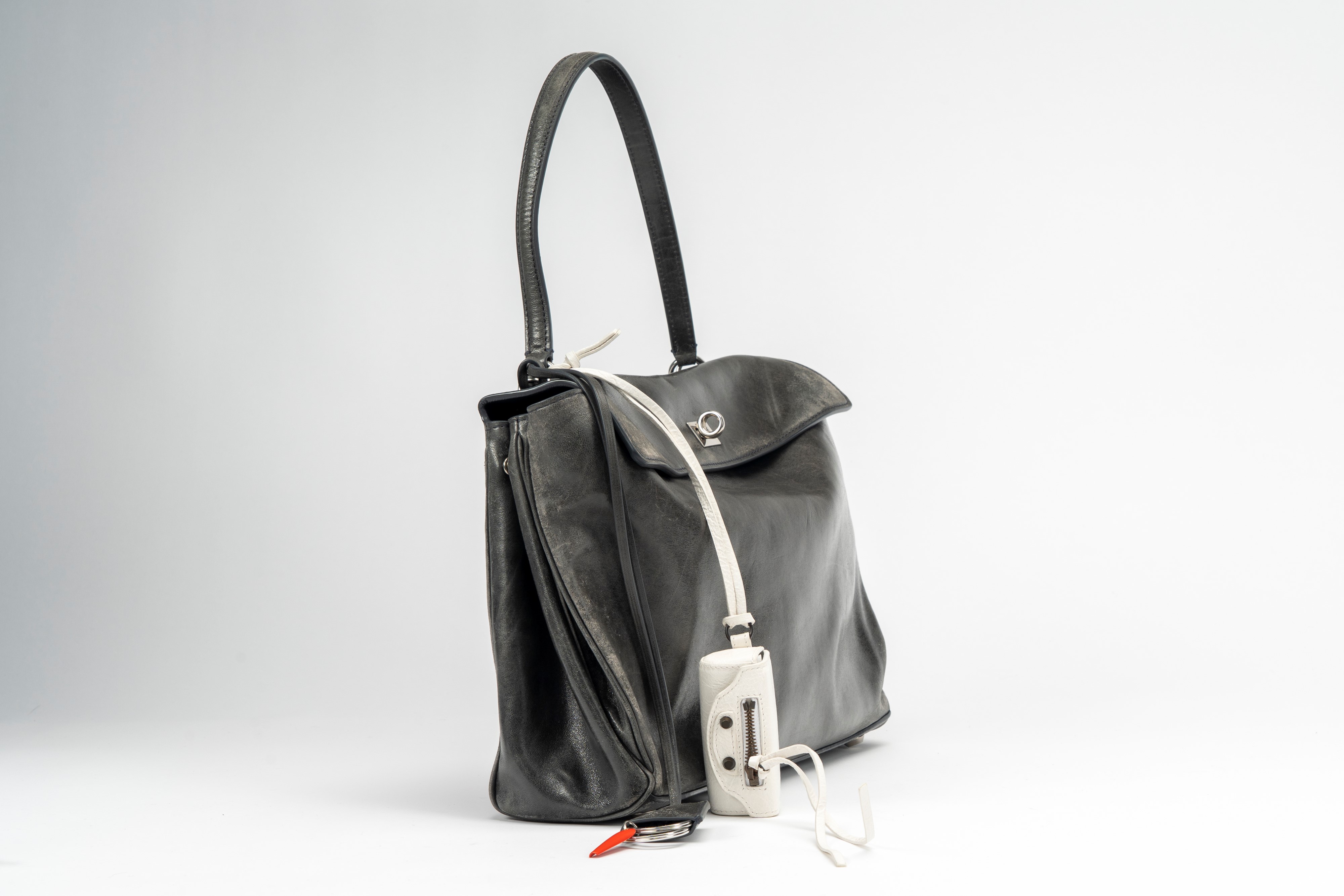 Balenciaga - Borsa Rodeo, effetto used in pelle grigia con doppia tracolla e charms