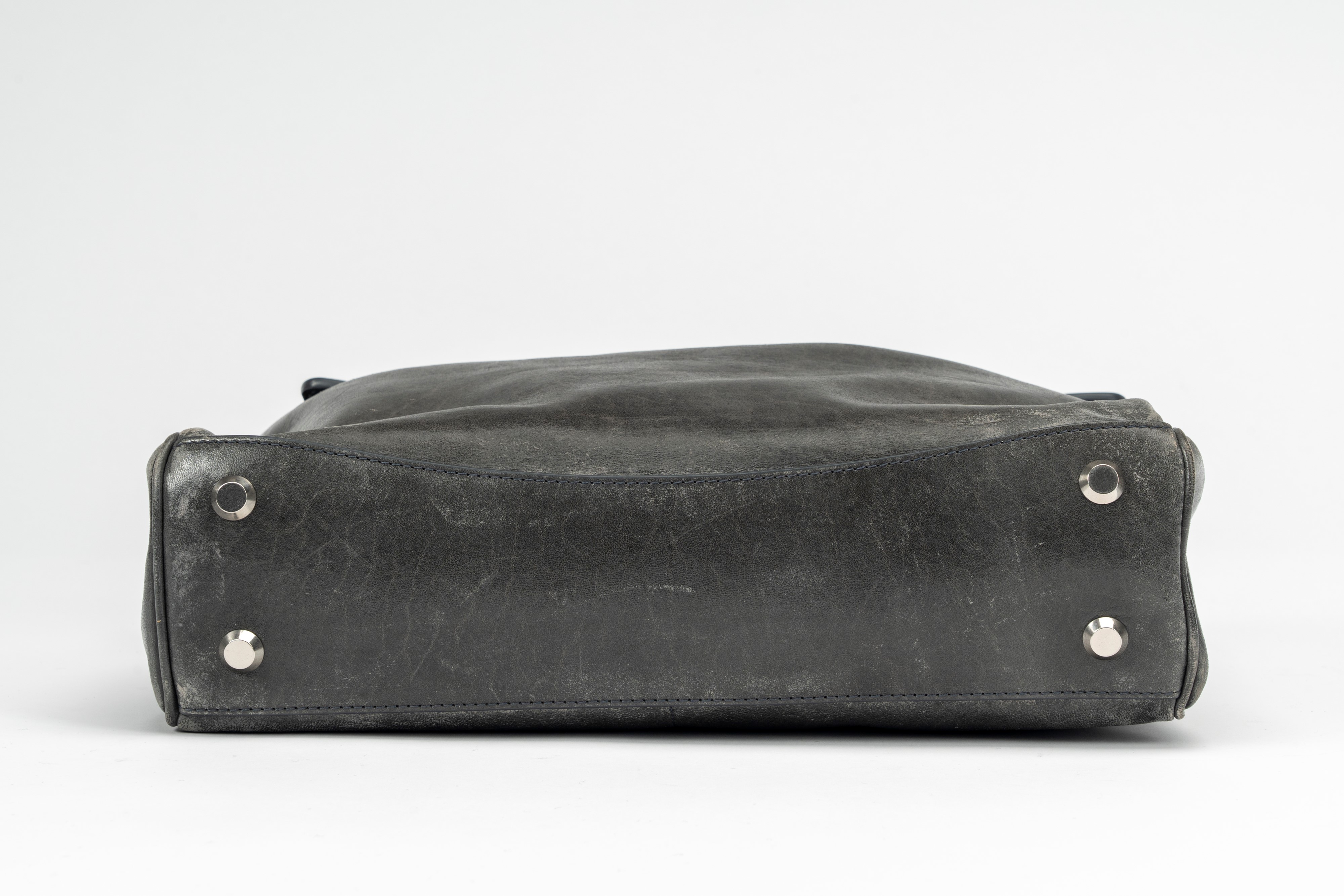 Balenciaga - Borsa Rodeo, effetto used in pelle grigia con doppia tracolla e charms