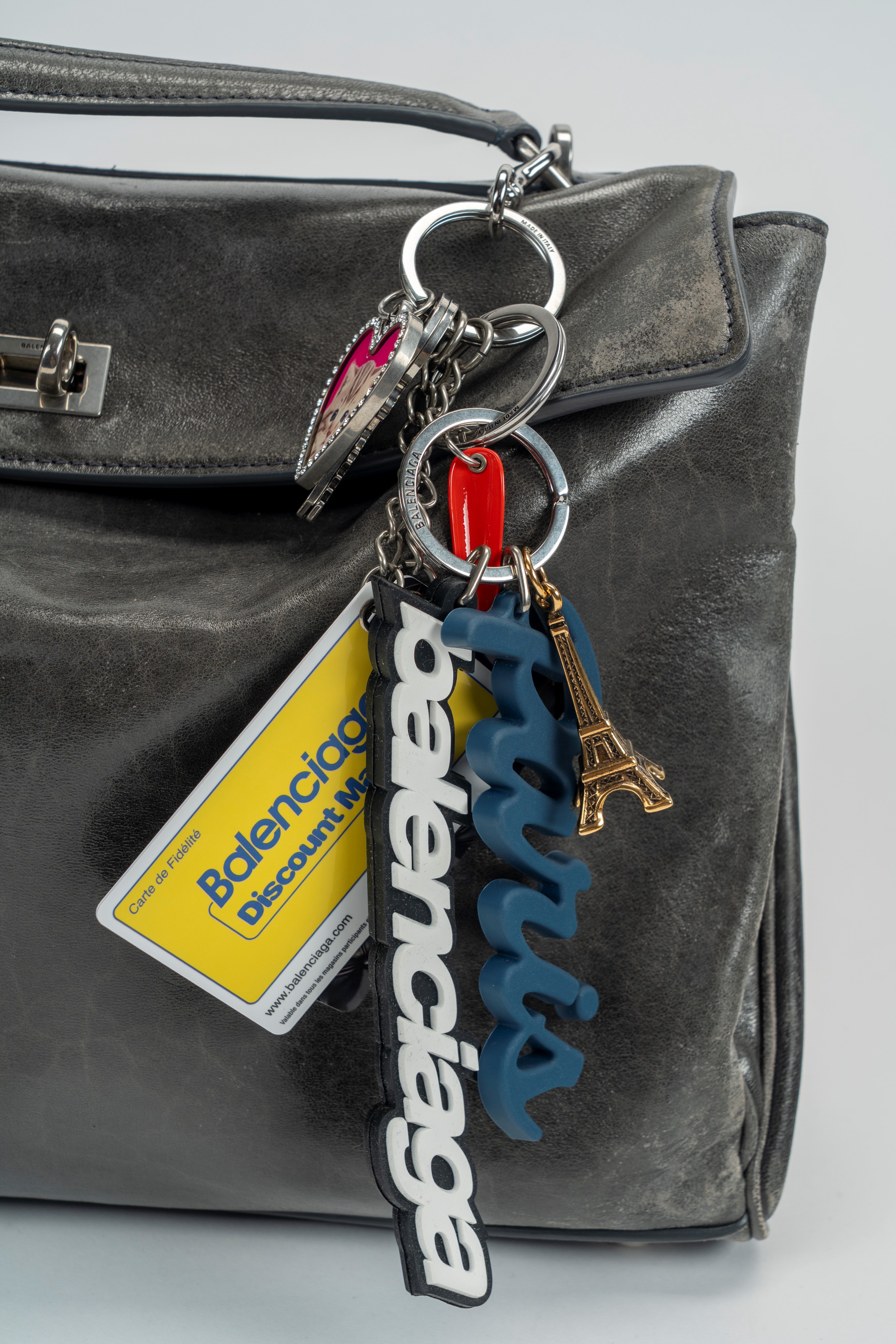 Balenciaga - Borsa Rodeo, effetto used in pelle grigia con doppia tracolla e charms