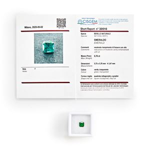 Lotto di quattro smeraldi in cartina per totale ct 3,06