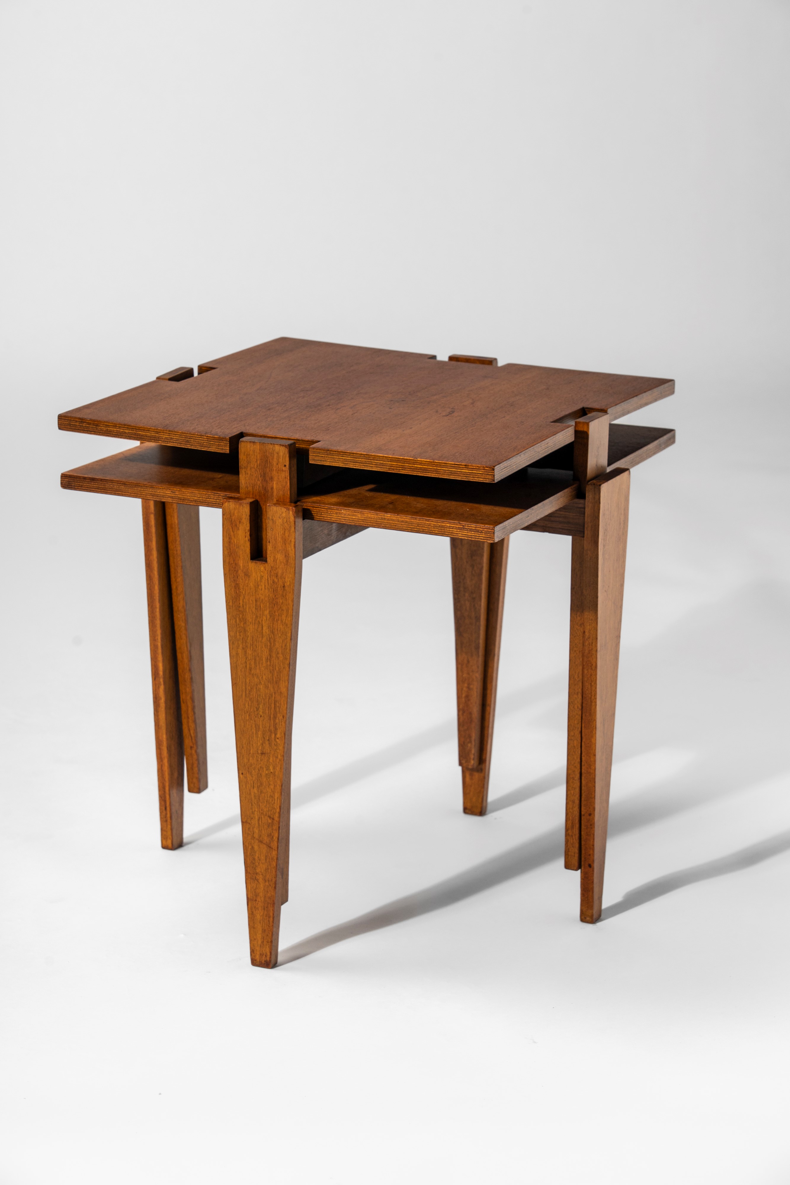 Coppia di tavolini impilabili