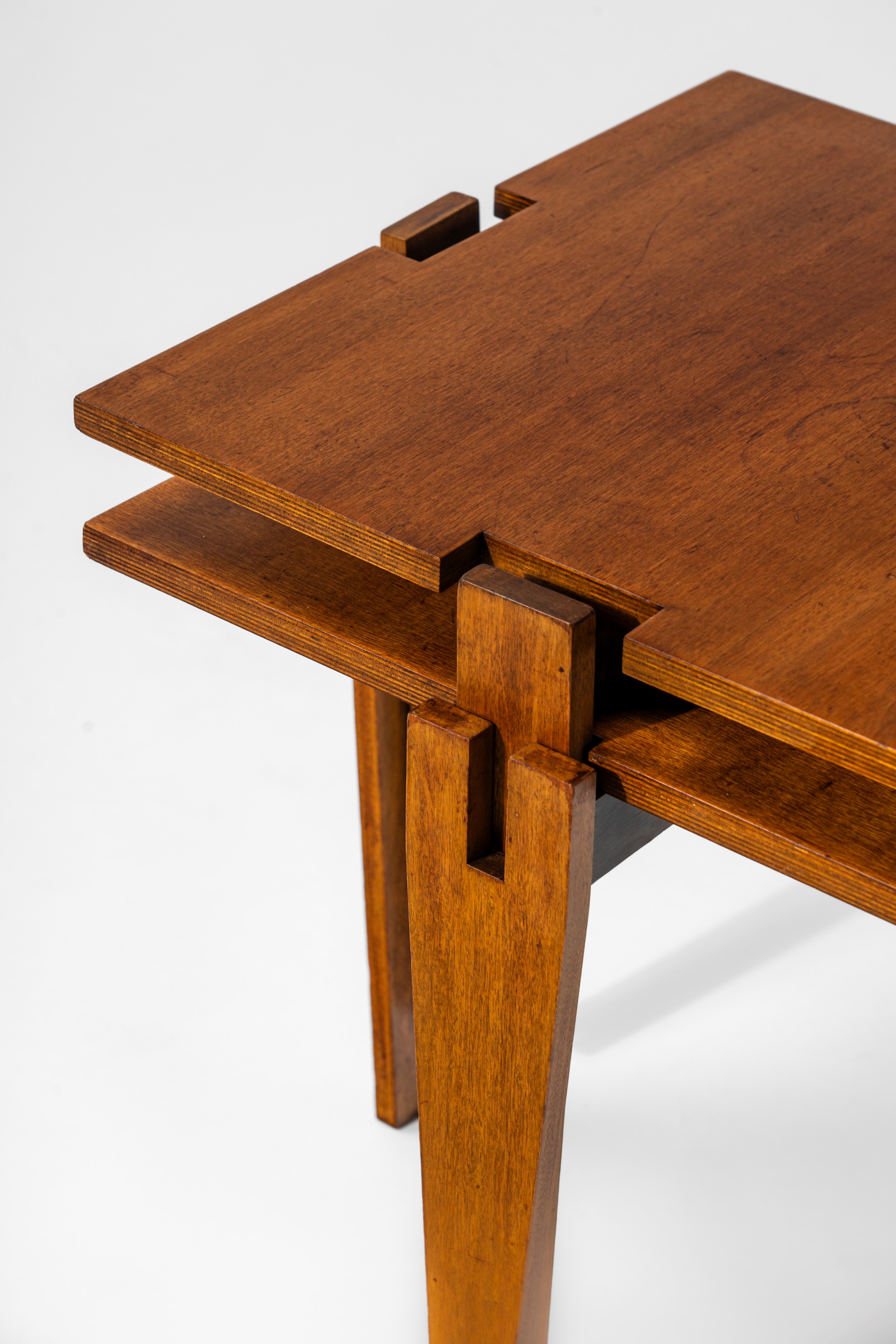 Coppia di tavolini impilabili