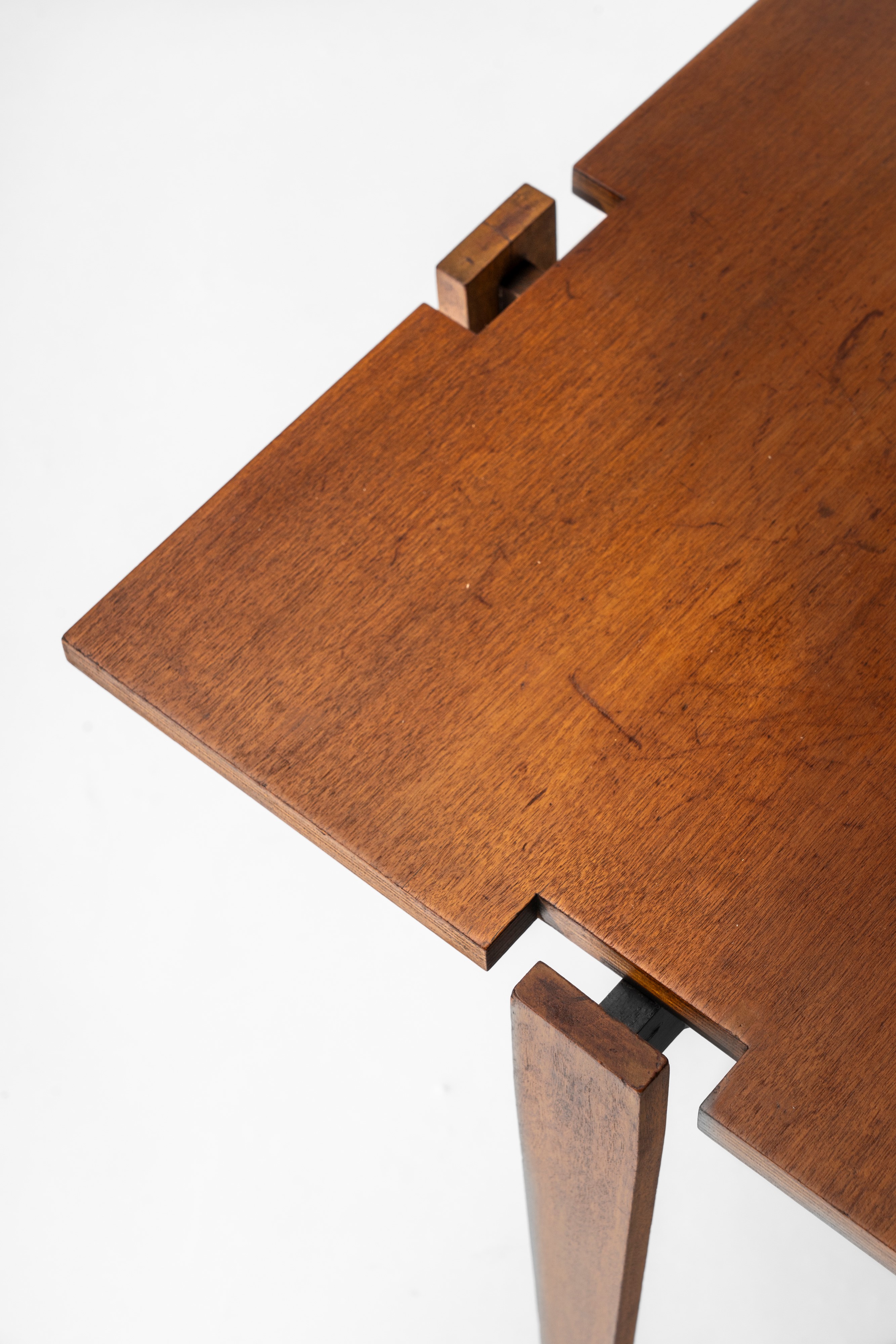 Coppia di tavolini impilabili