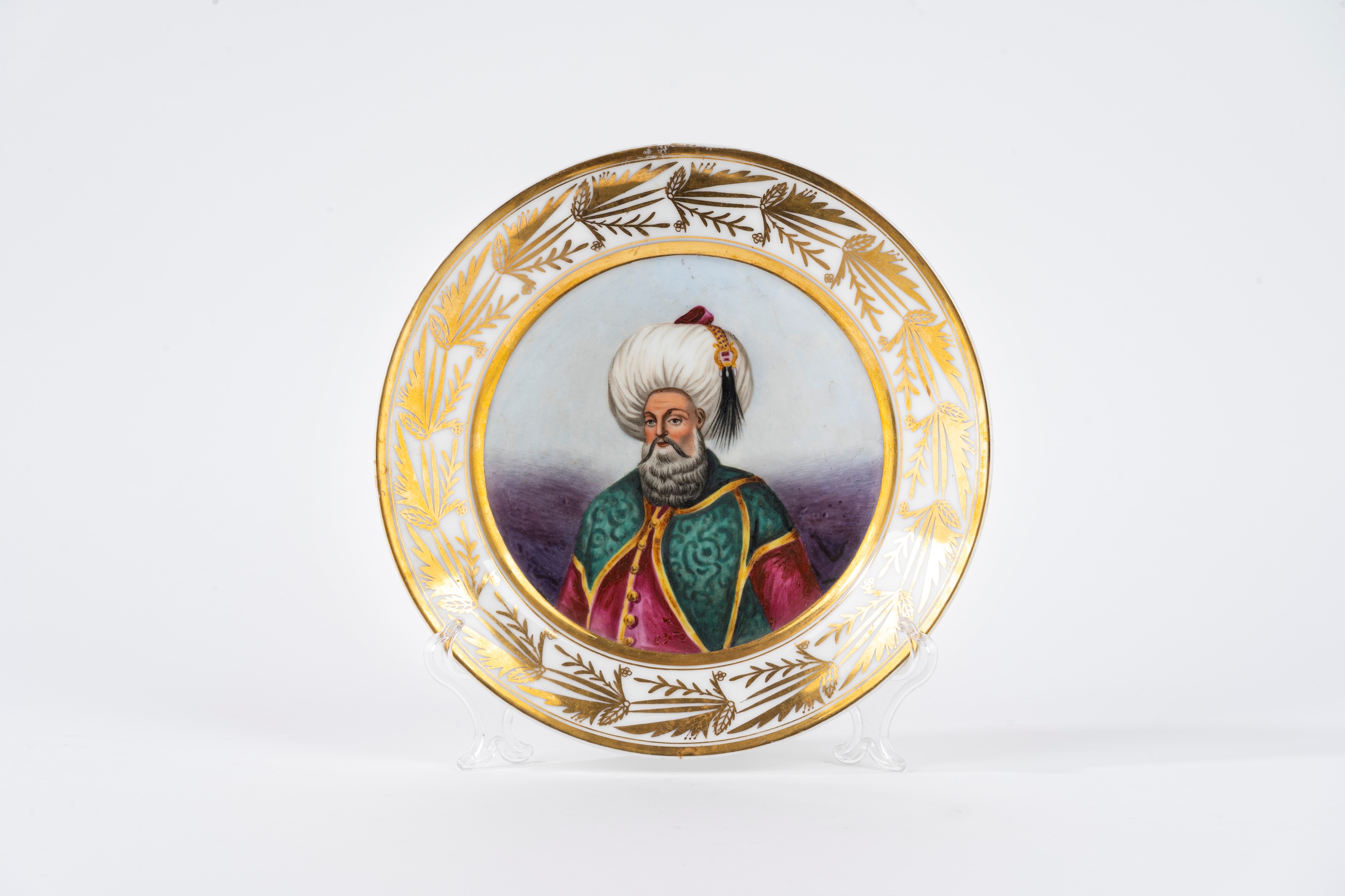 Quattro Piatti in Porcellana Policroma con Personaggi in Abiti Orientali, Secolo XIX