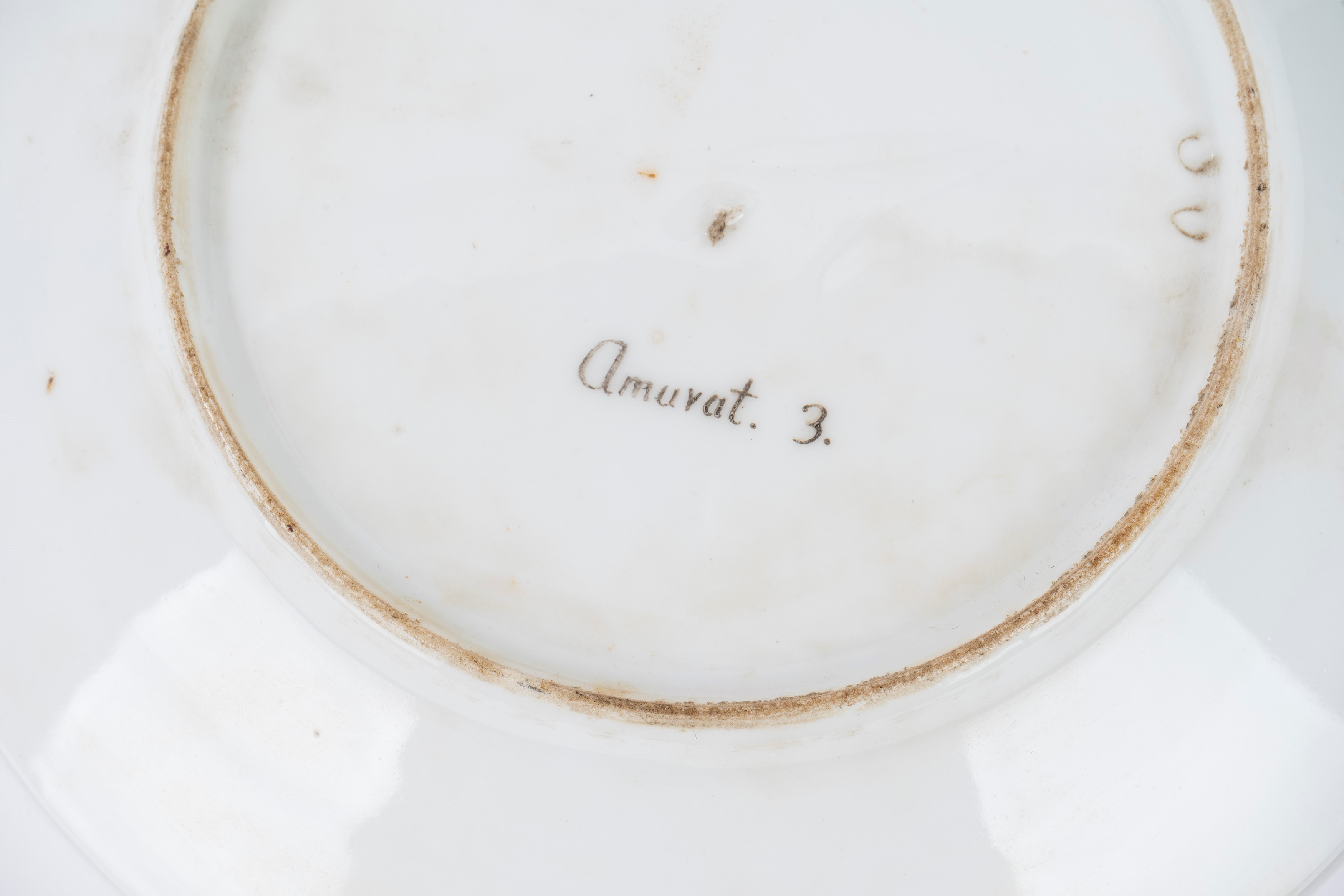 Quattro Piatti in Porcellana Policroma con Personaggi in Abiti Orientali, Secolo XIX