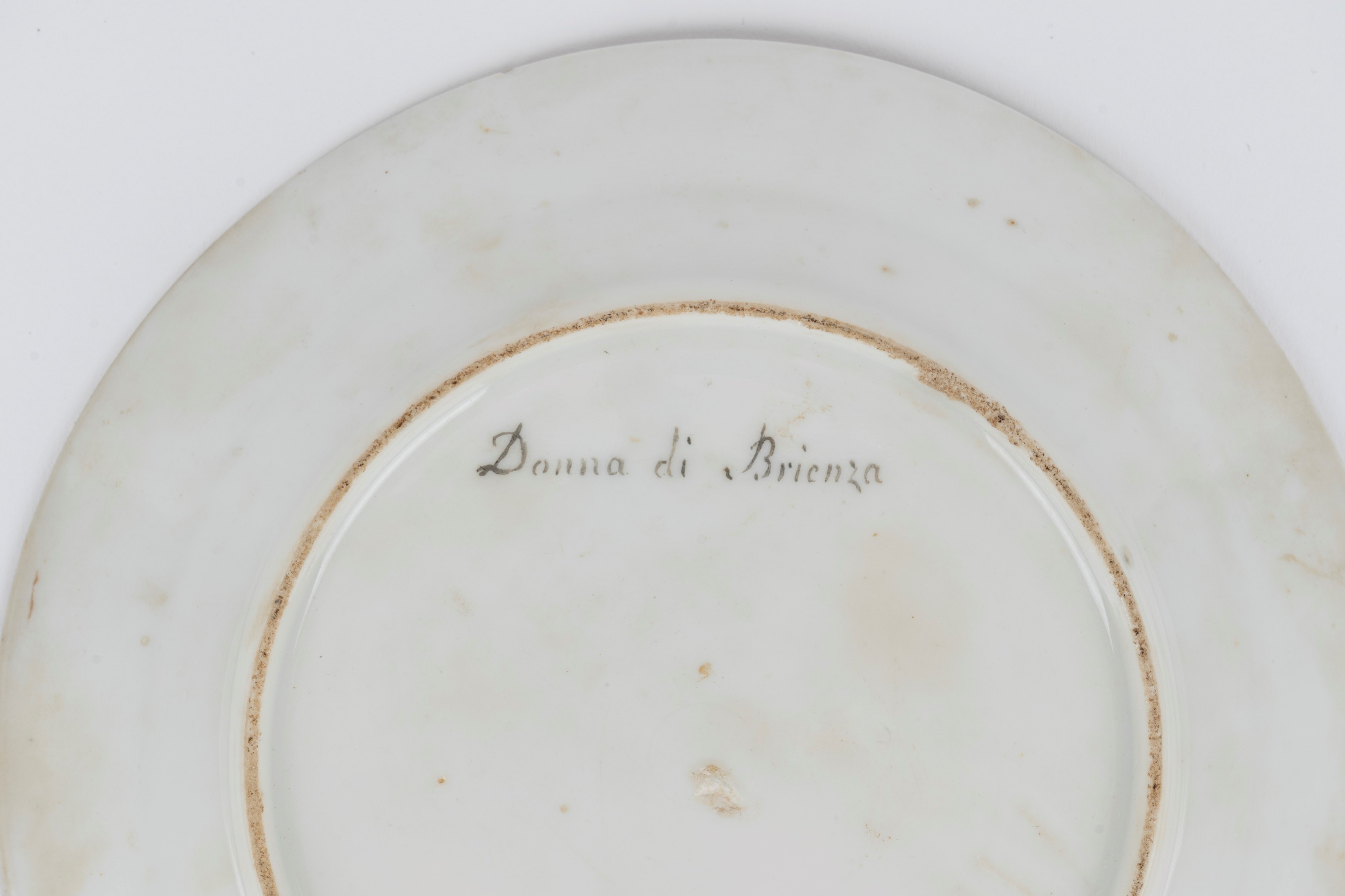 Tre Piattini in Porcellana Policroma con Donne in Costume Popolare del Regno delle Due Sicilie, N...