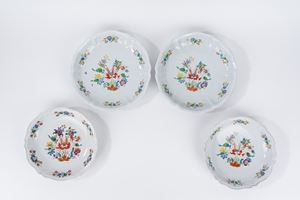 Quattro piatti da portata in maiolica con decoro al tulipano, manifattura Ginori secolo XIX