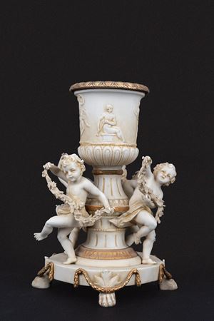 Piccolo vaso a cratere in biscuit con giochi di putti, Germania, secolo XIX