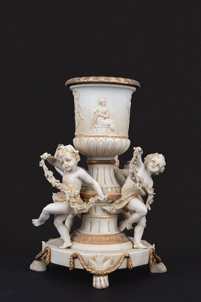 Piccolo Vaso a Cratere in Biscuit con Giochi di Putti, Germania, Secolo XIX