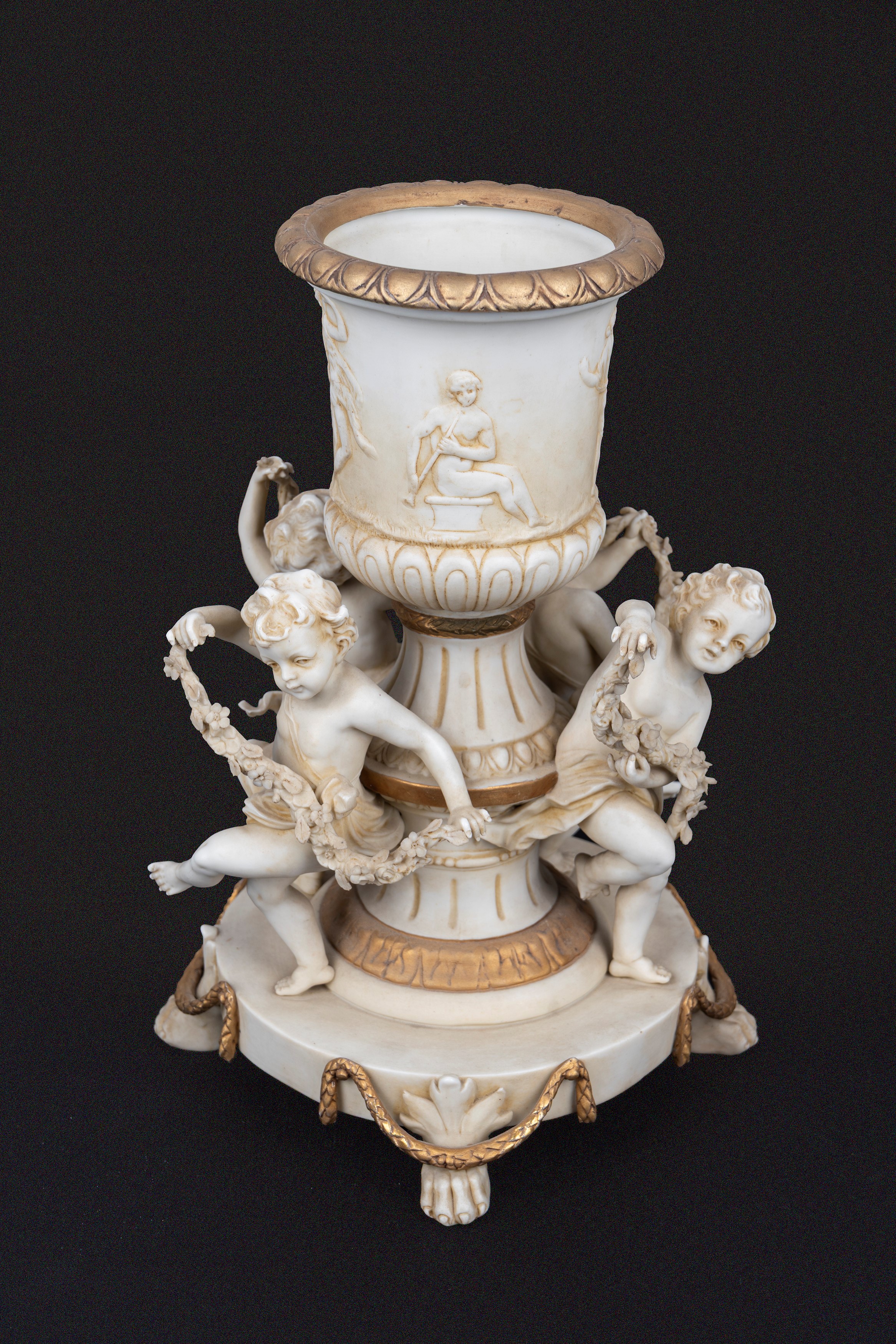 Piccolo Vaso a Cratere in Biscuit con Giochi di Putti, Germania, Secolo XIX