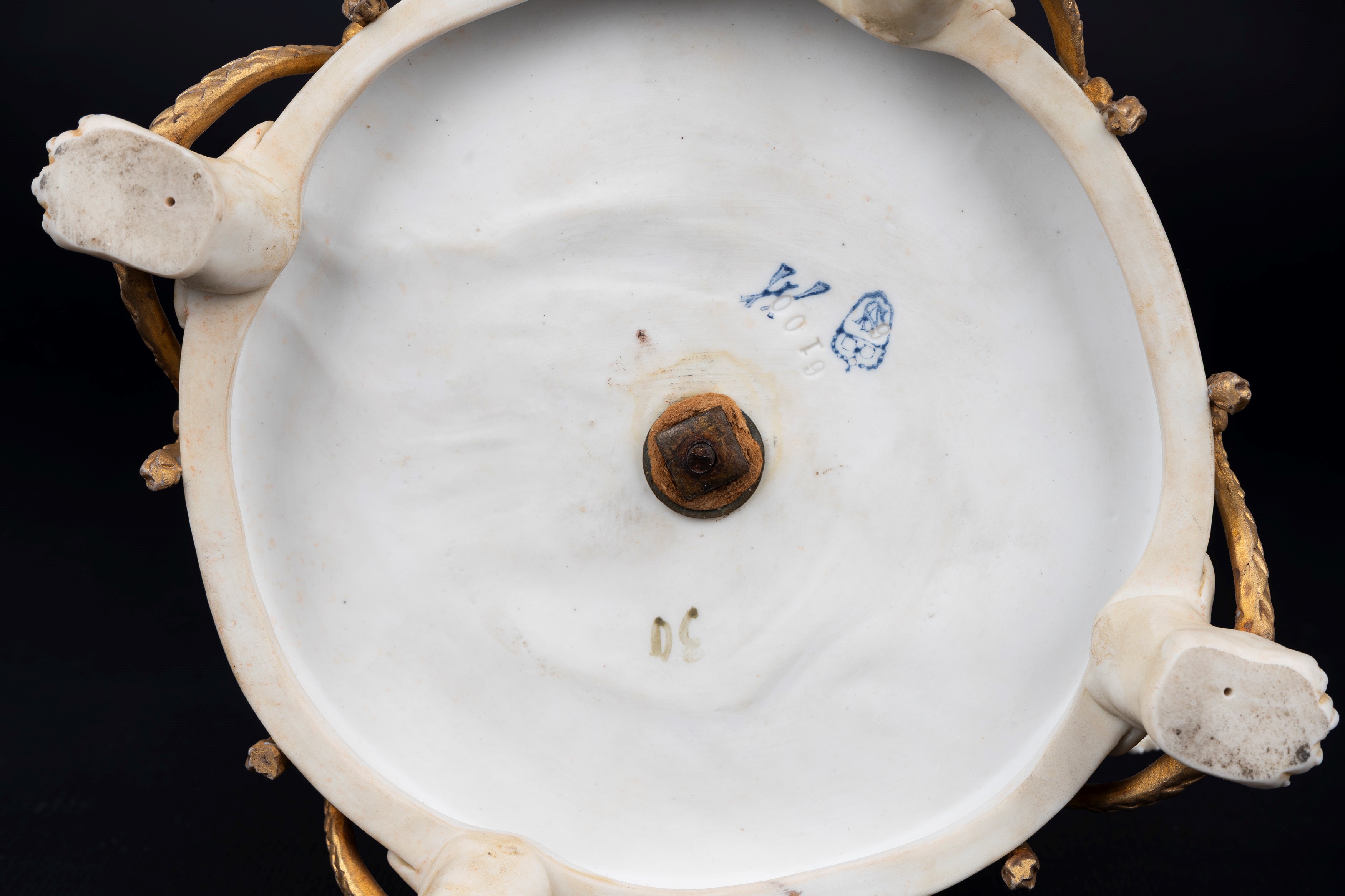 Piccolo Vaso a Cratere in Biscuit con Giochi di Putti, Germania, Secolo XIX