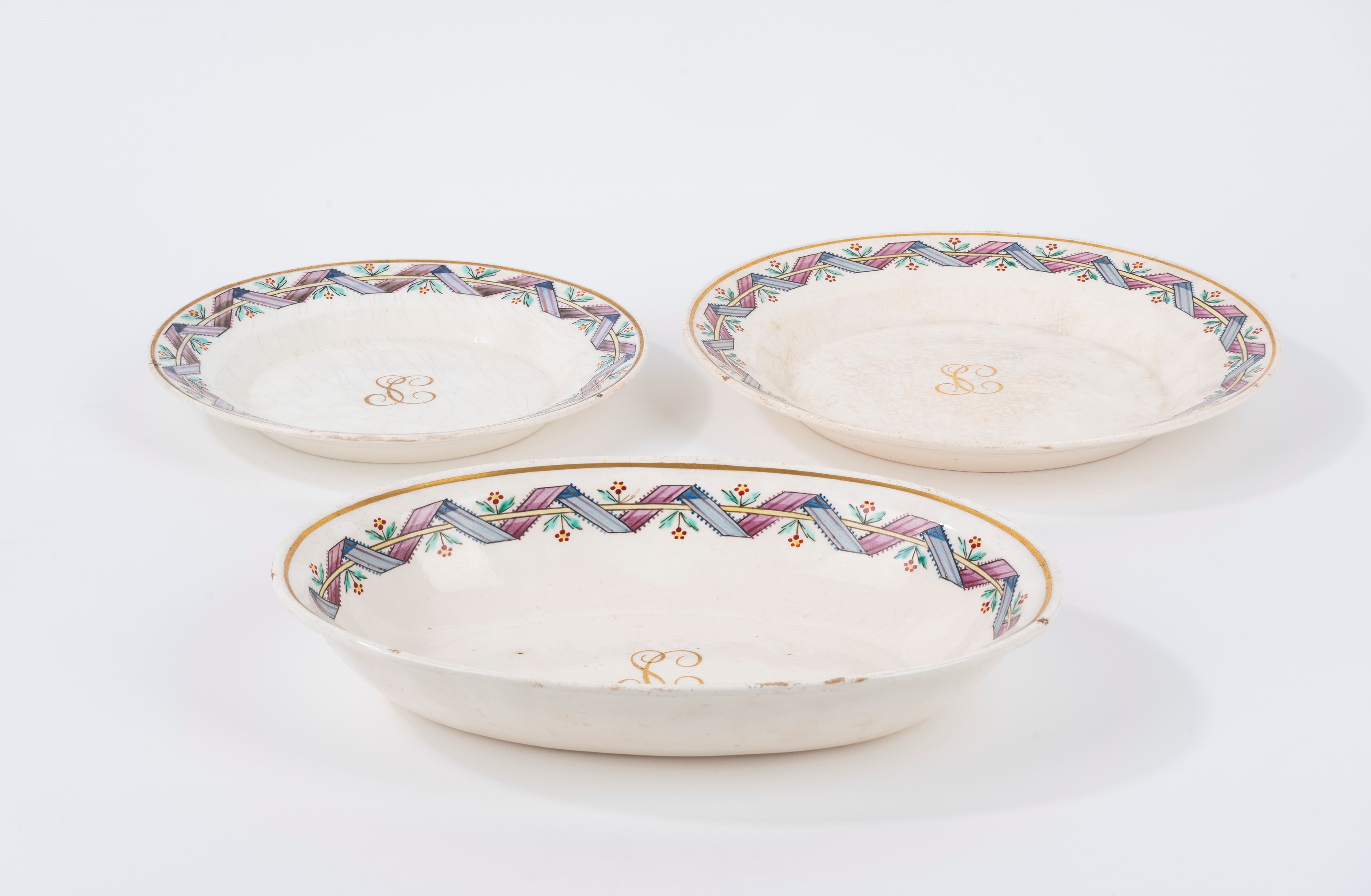 Un piatto grande, un piatto piccolo ed un vassoio ovale in terraglia, Migliuolo Giustiniani, Napo...