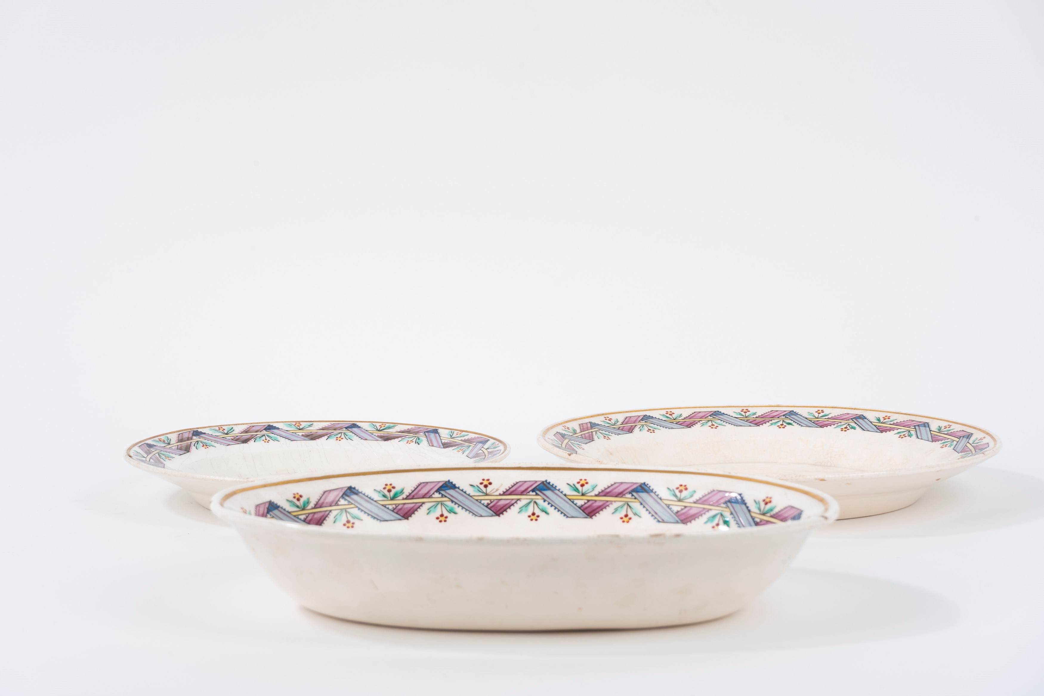 Un piatto grande, un piatto piccolo ed un vassoio ovale in terraglia, Migliuolo Giustiniani, Napo...