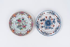 Lot of two plates, one Chinese Rose Family, the other decorated with Imari colors