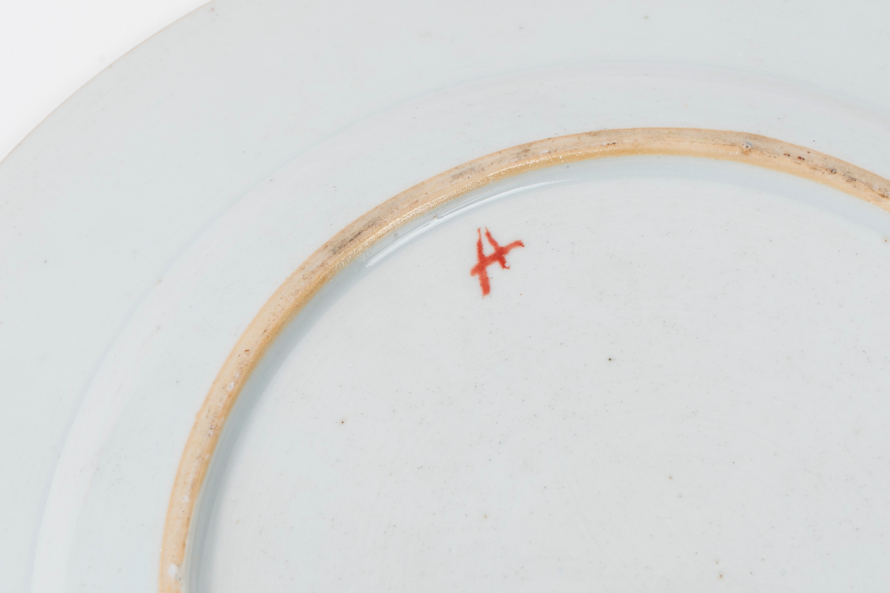 Lotto di due piatti, uno cinese a Famiglia Rosa e uno decorato in stile Imari, diametro 23,5 cm