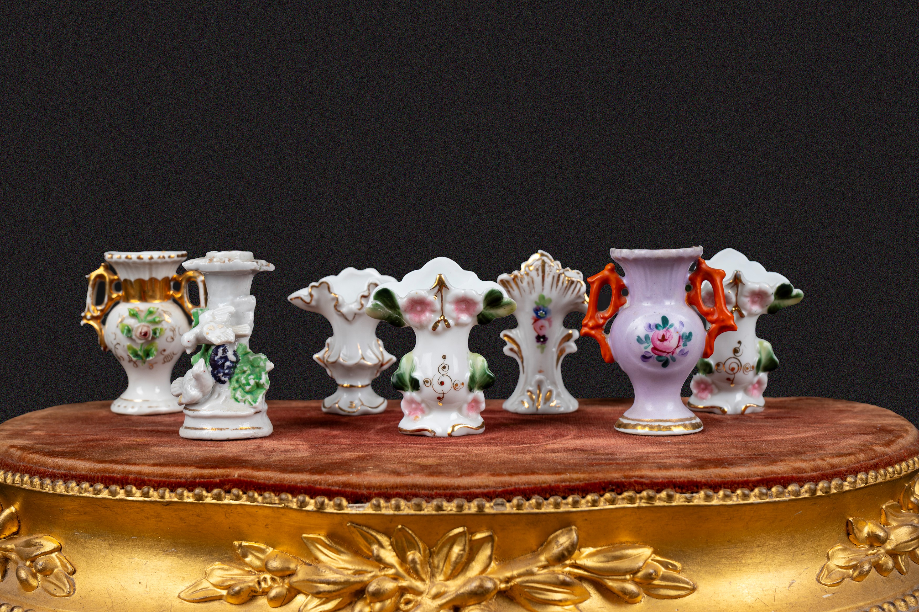 Lotto composto da 14 miniature di vasi in porcellana policroma