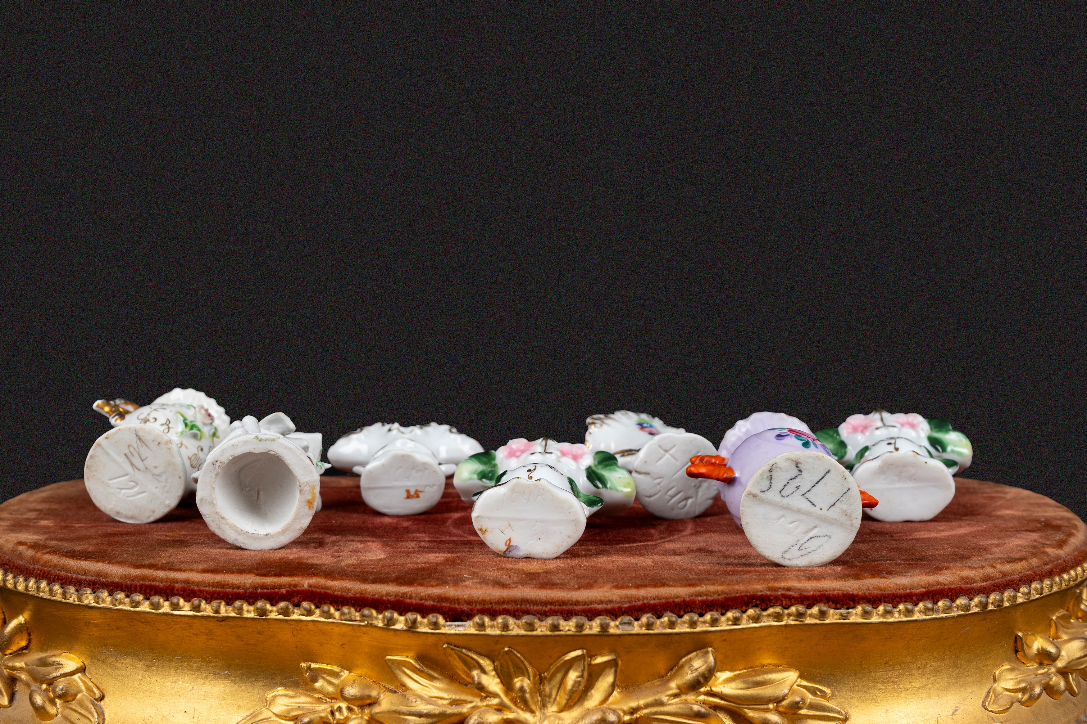 Lotto composto da 14 miniature di vasi in porcellana policroma