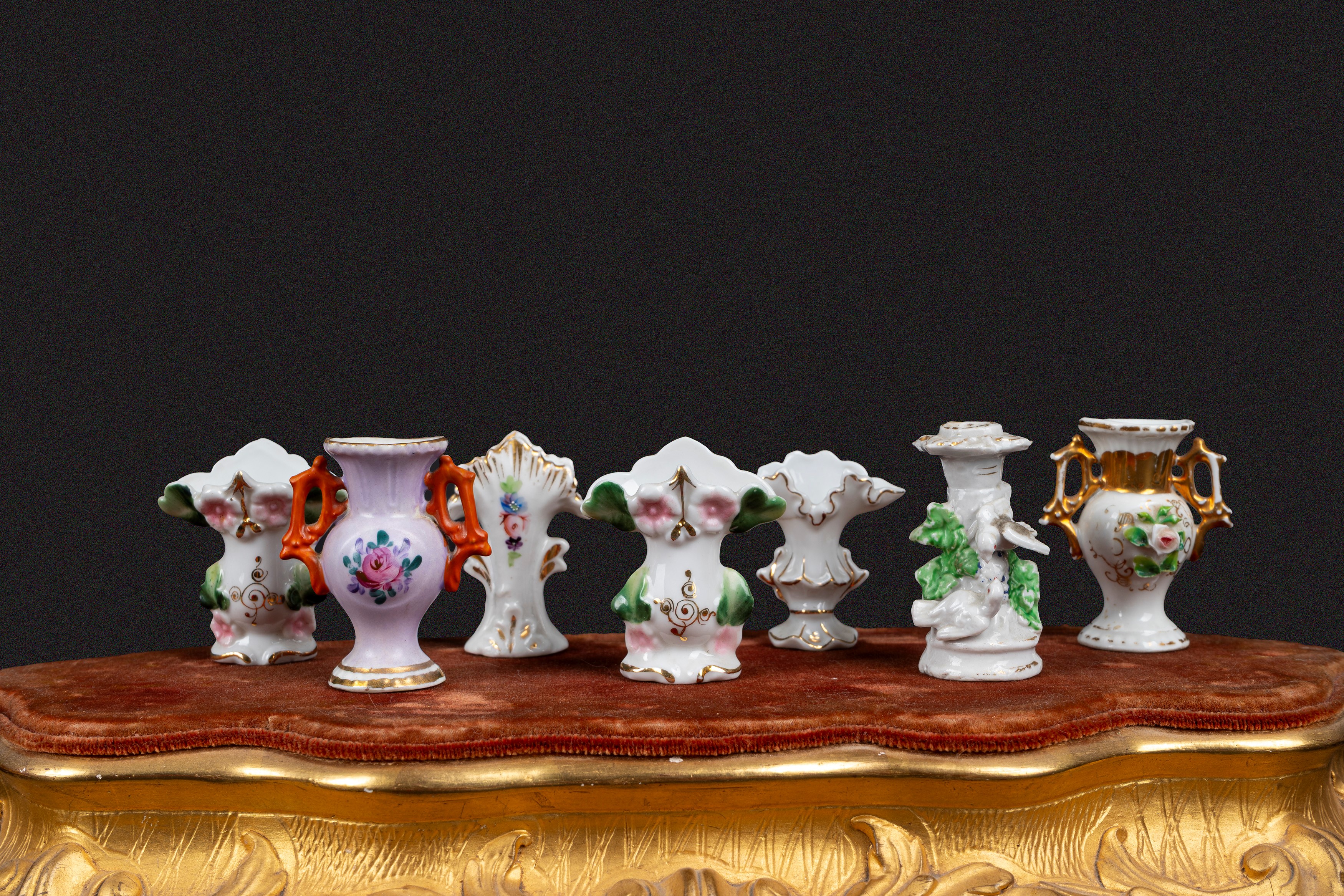 Lotto composto da 14 miniature di vasi in porcellana policroma