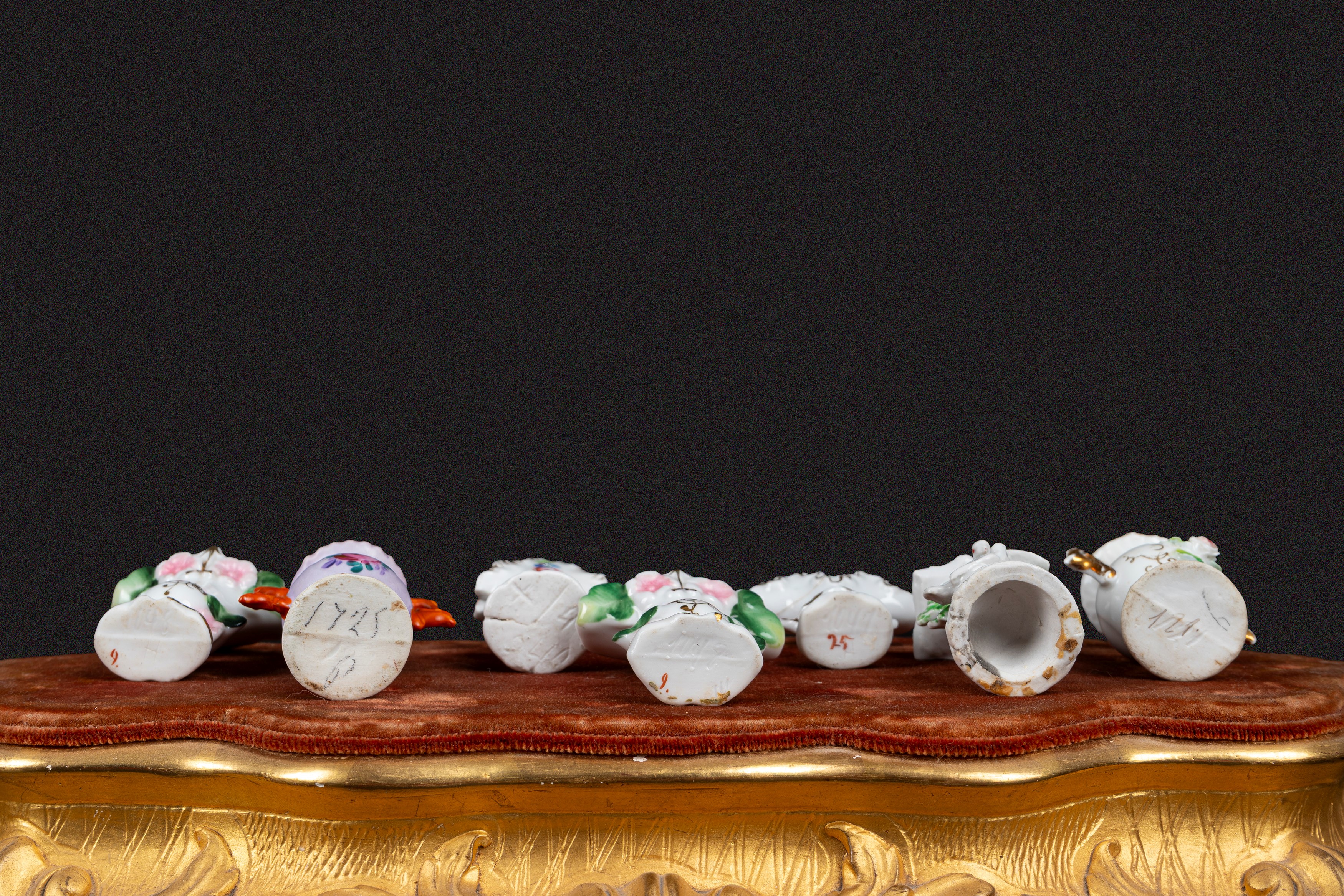 Lotto composto da 14 miniature di vasi in porcellana policroma