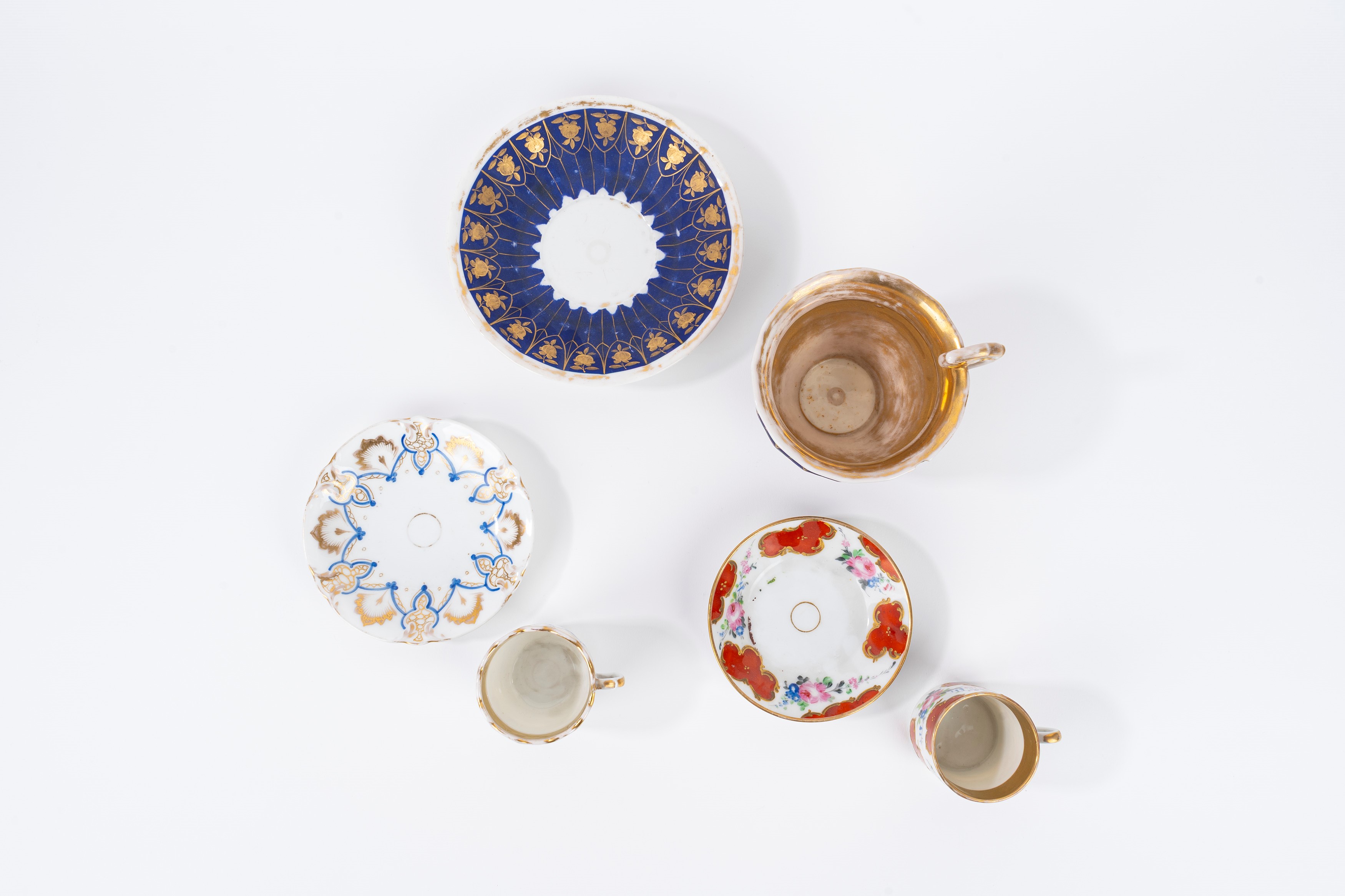Lotto di tre tazze in porcellana policroma, con piattino, secolo XIX