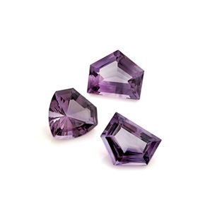 Lotto di tre ametiste in cartina per totale ct 138,90