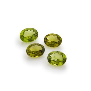 Lotto di quattro peridoti in cartina per totale ct 21,33
