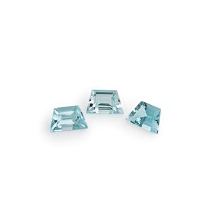 Lotto di tre topazi azzurri in cartina per totale ct 8,75