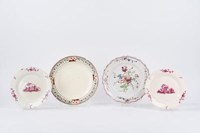 Lotto composto da quattro piatti in maiolica policroma, decorazione su tesa con motivi vegetali e...