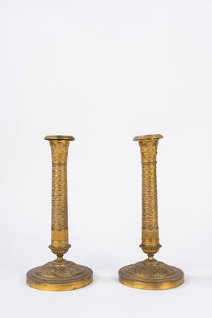 Pair of Empire candlesticks in gilded bronze with spiral column, 19th century
