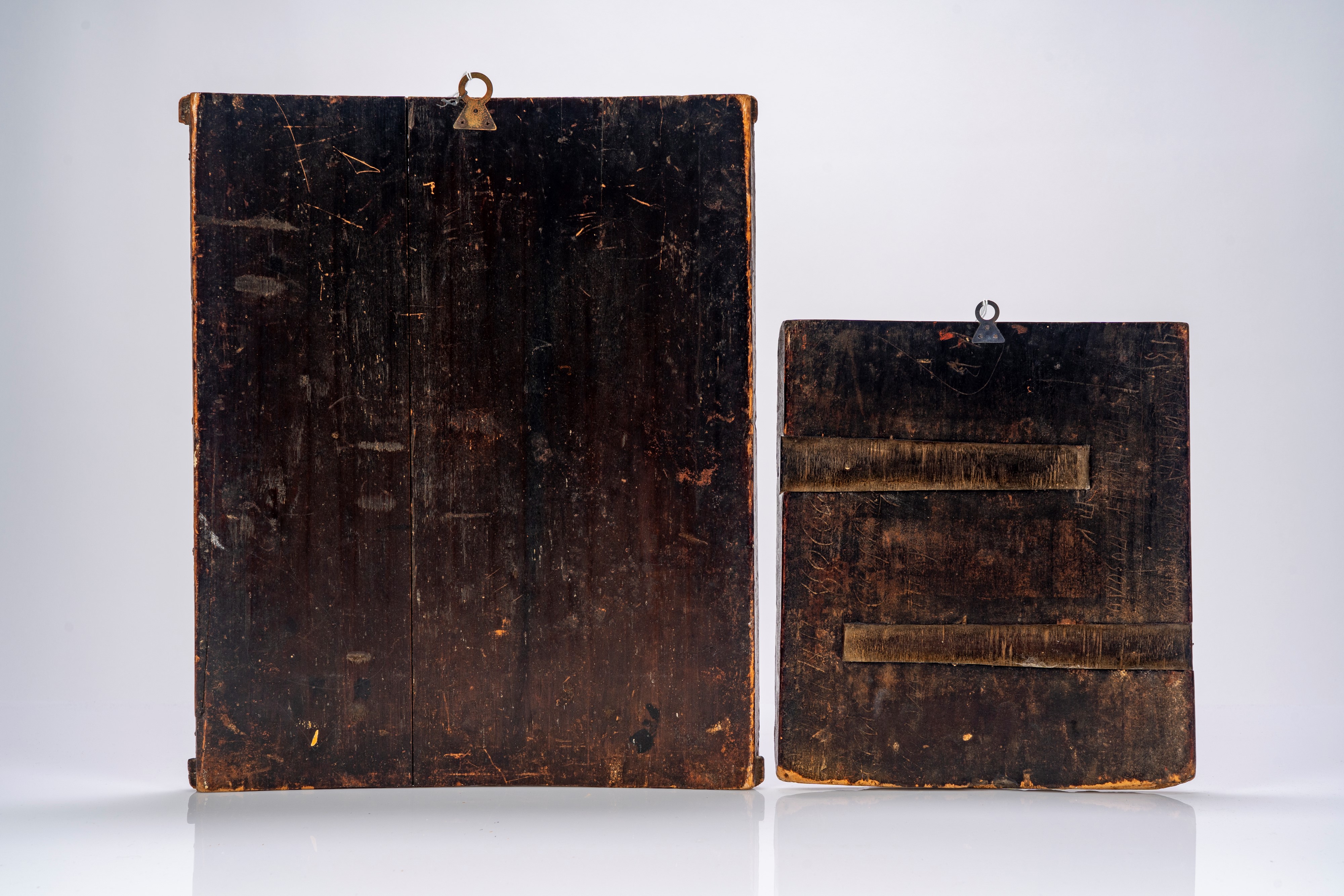 Lotto di due icone su tavola raffiguranti l’Apparizione della Vergine a sant’Alessio e le Dodici ...