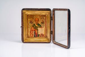 Icona a tempera e fondo oro su tavola raffigurante san Nicola Taumaturgo tra Cristo e la Vergine con il velo della protezione (Pokrov), entro teca lignea con anta apribile in vetro. Russia, XIX secolo
