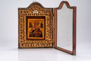 Icona a fondo oro e tempera su tavola raffigurante la Madonna della Passione, entro cornice lignea traforata e dorata, custodita in teca con cimasa mossa e anta apribile in vetro. Russia, XIX secolo