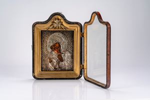 Icona a tempera su tavola con cornice lignea dorata e riza in argento raffigurante la Madonna di Vladimir, entro teca coeva in legno con anta apribile in vetro. Russia (Kostroma?), 1866