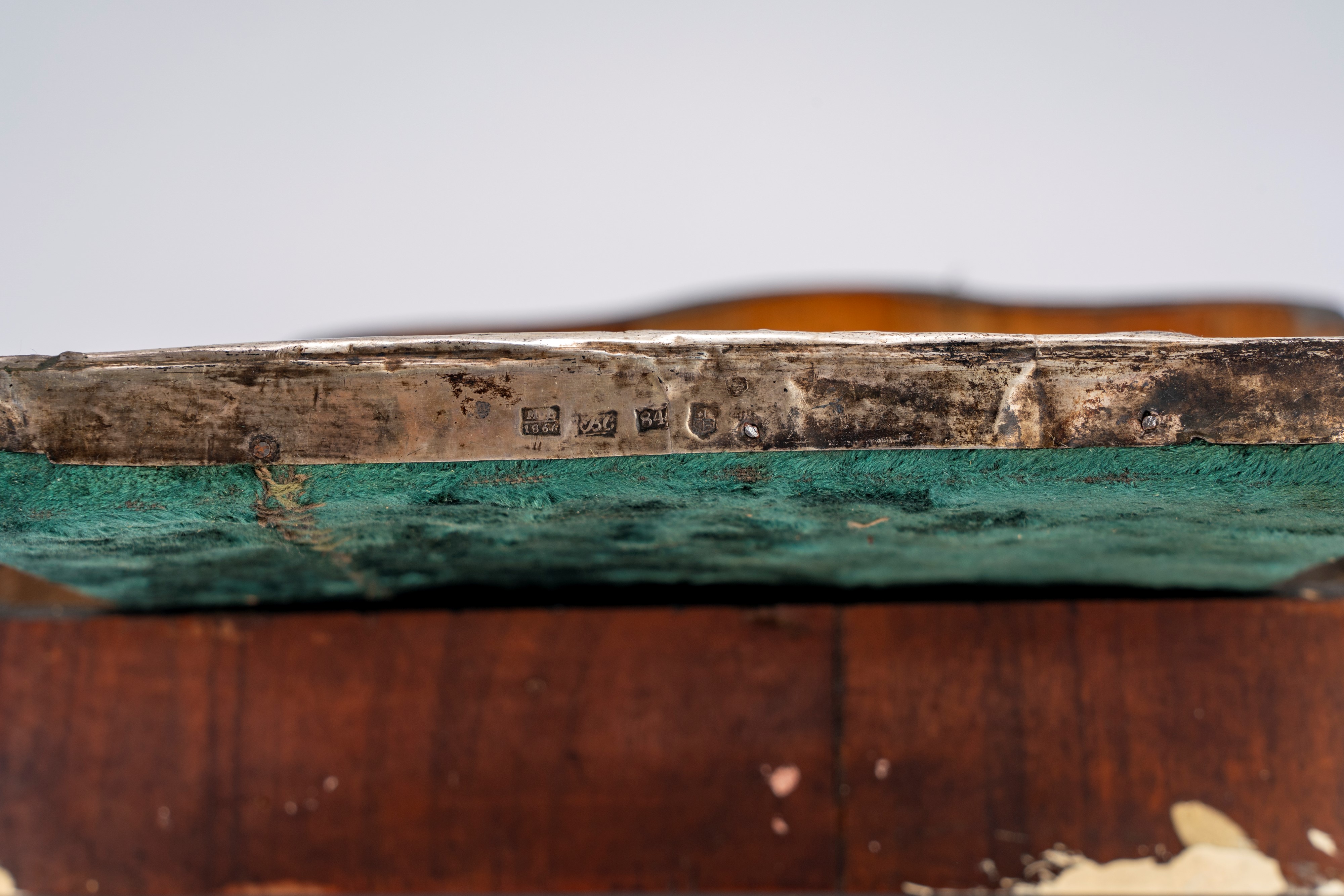 Icona a tempera su tavola con cornice lignea dorata e riza in argento raffigurante la Madonna di ...