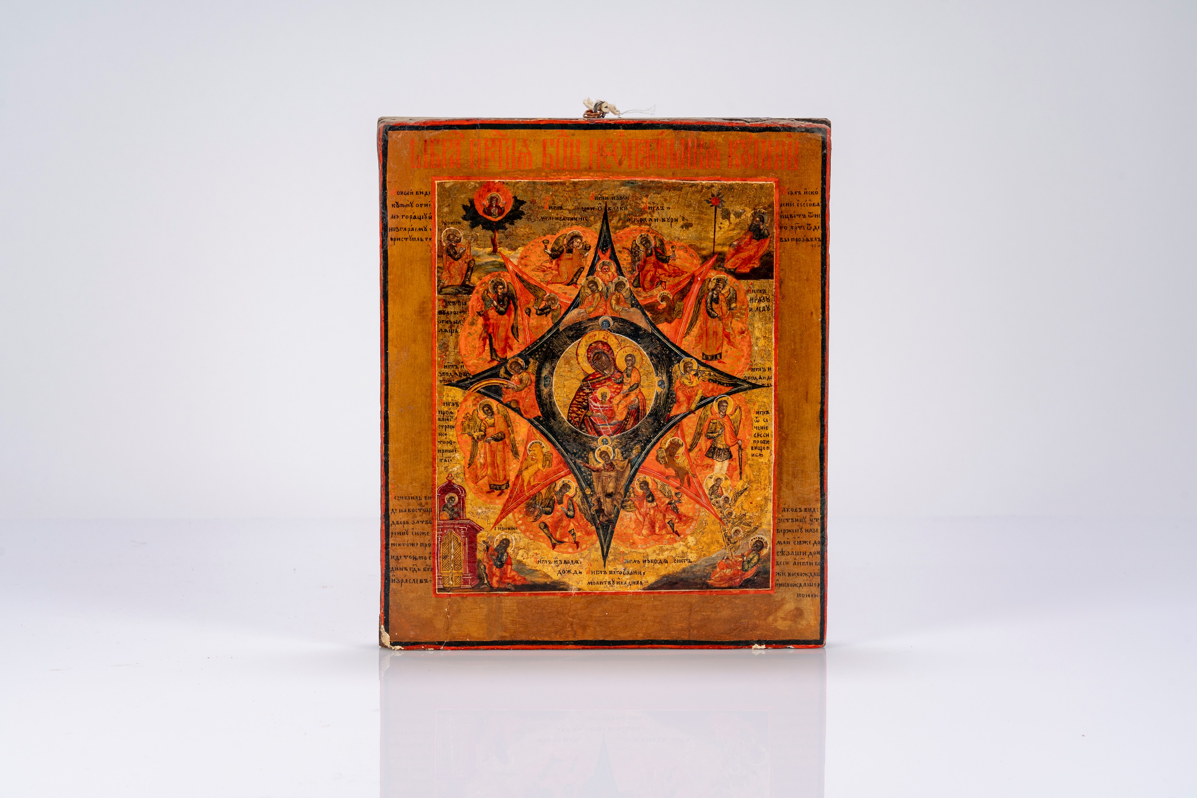 Icona a tempera su tavola con riza in metallo dorato e applicazioni di paste vitree colorate raff...