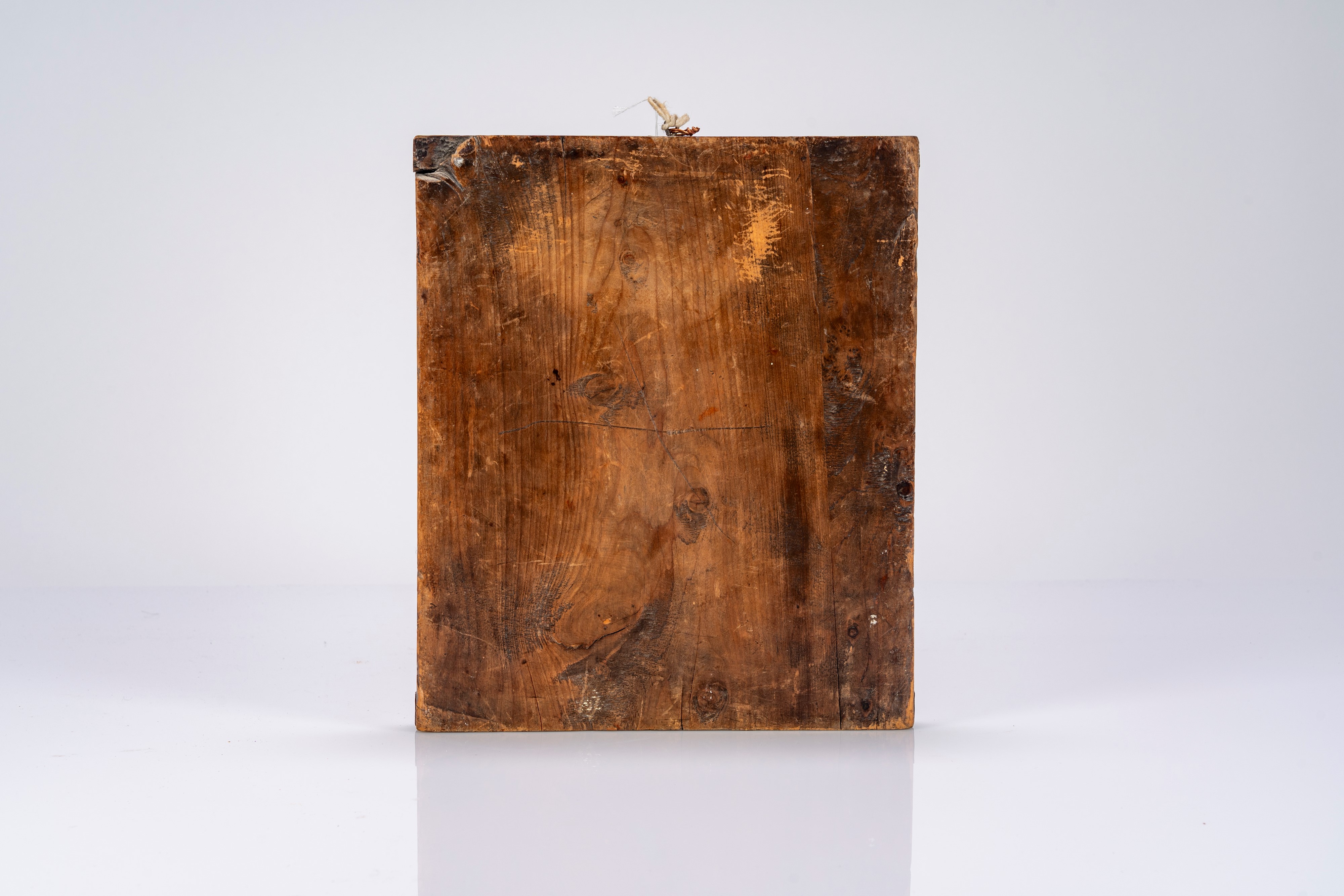 Icona a tempera su tavola con riza in metallo dorato e applicazioni di paste vitree colorate raff...