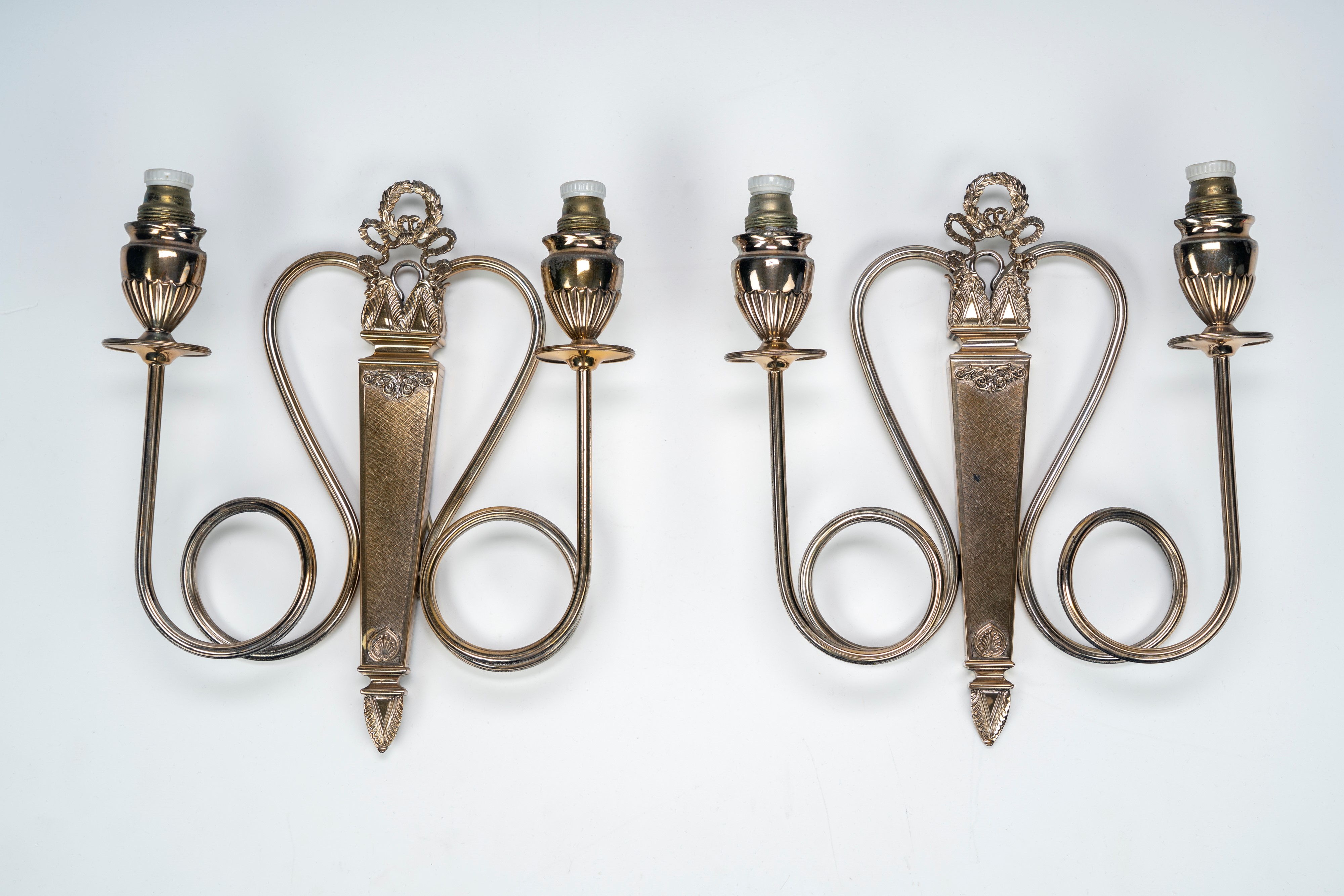 Coppia di appliques a due luci in argento 925. Milano, Faraone, secolo ...