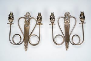 Coppia di appliques a due luci in argento 925. Milano, Faraone, secolo XX