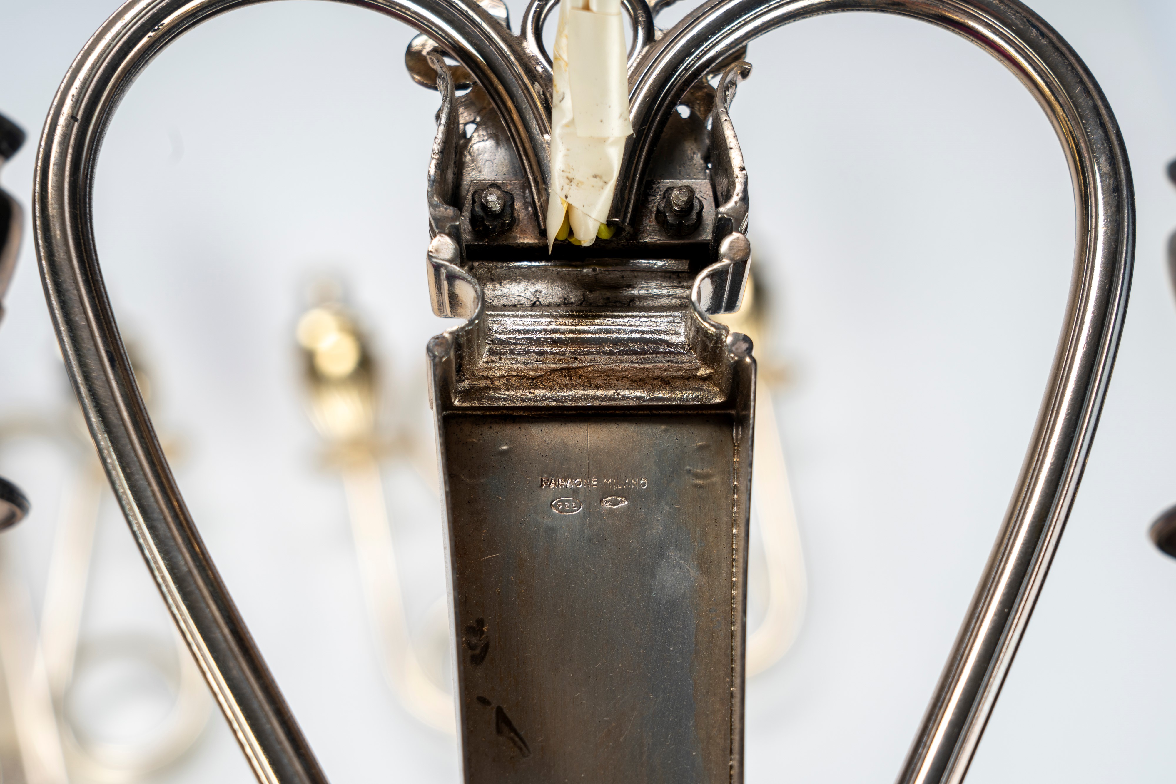 Coppia di appliques a due luci in argento 925. Milano, Faraone, secolo XX