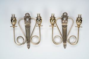 Coppia di appliques a due luci in argento. Secolo XX