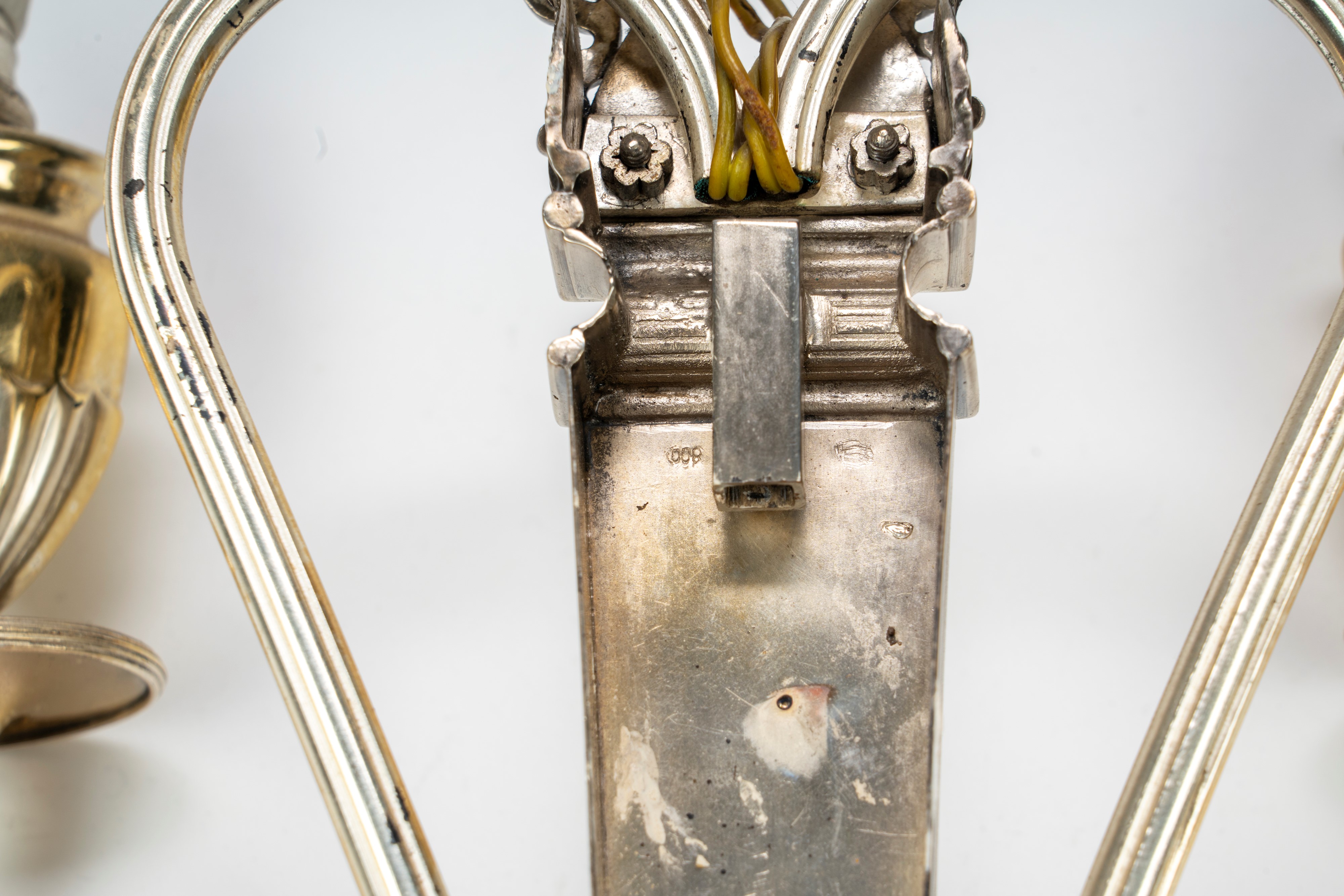 Coppia di appliques a due luci in argento. Secolo XX