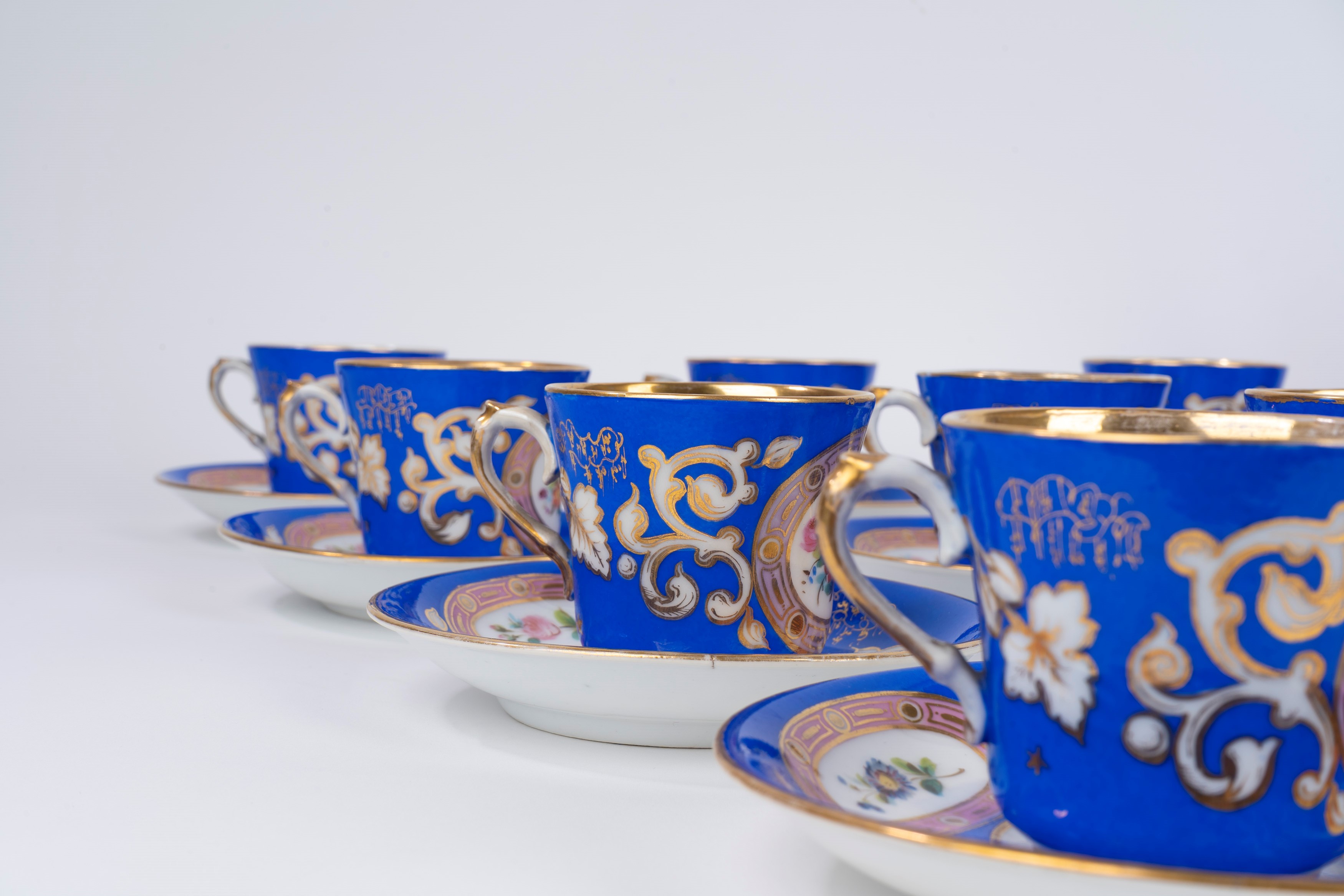 Servizio in porcellana policroma a fondo blu e oro, Francia, Luigi Filippo, secolo XIX