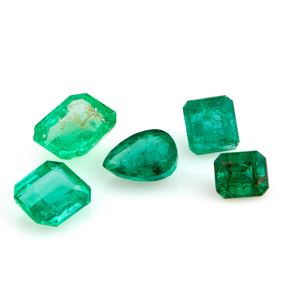 Lotto di smeraldi in cartina per totale ct 4,19