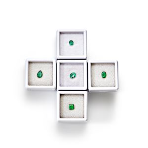 Lotto di smeraldi in cartina per totale ct 2,81