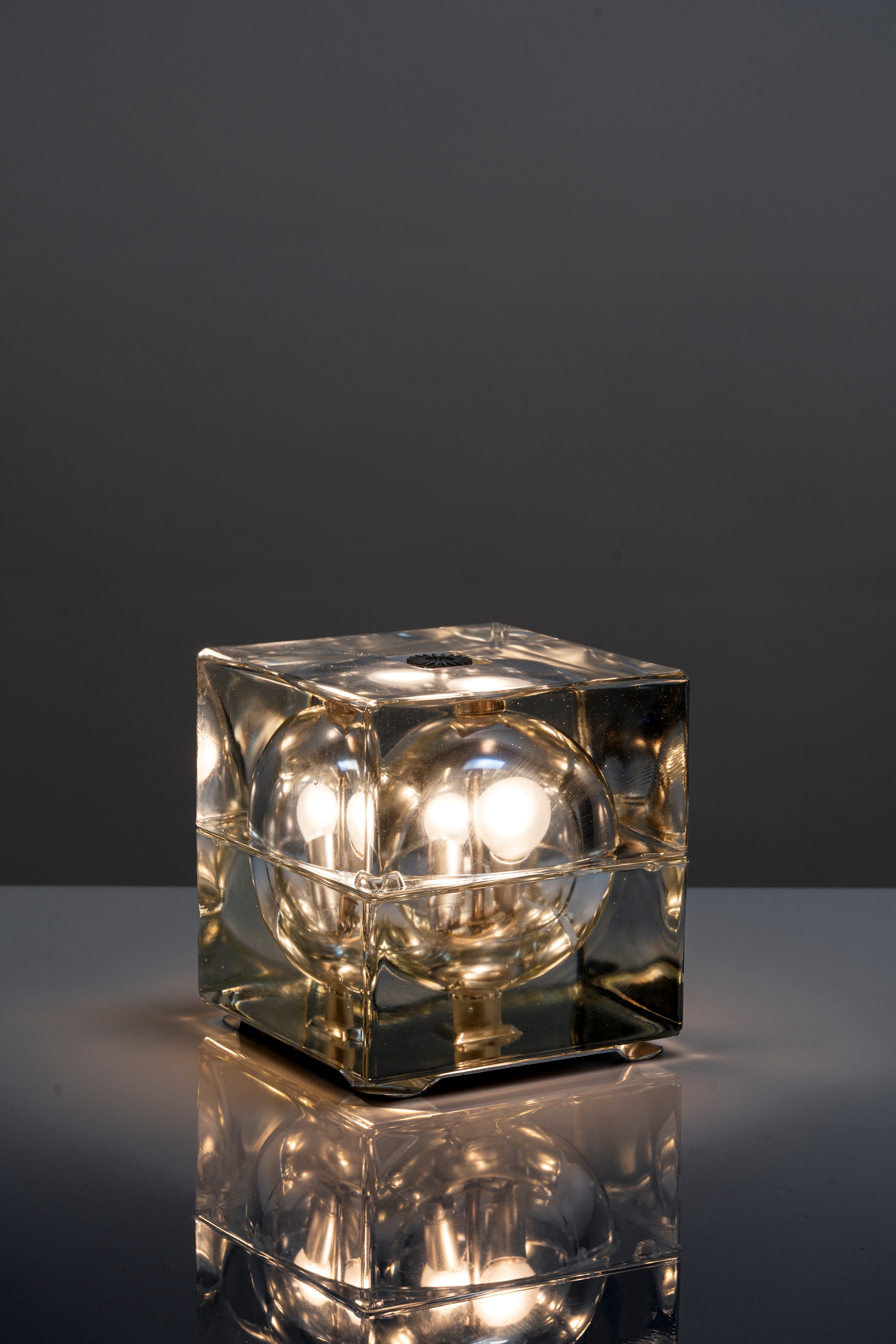 Lampada da tavolo modello 'Cubosfera'