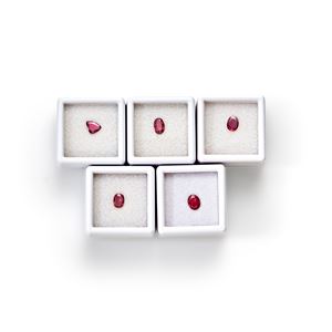 Lotto di rubini in cartina per totale ct 3,26